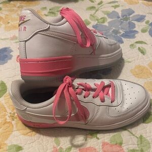 Nike Girl’s White Sneakers with Pink Laces Sz 6